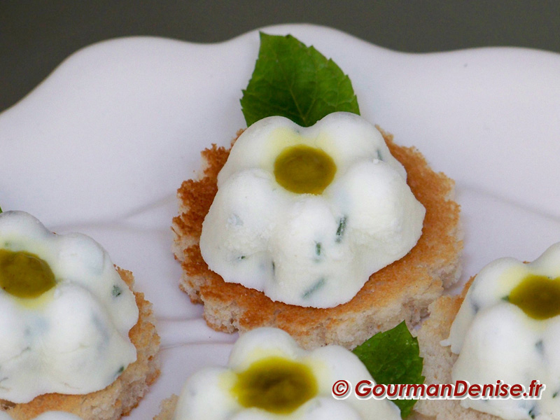 Bouchées au fromage de chèvre en forme de fleurs